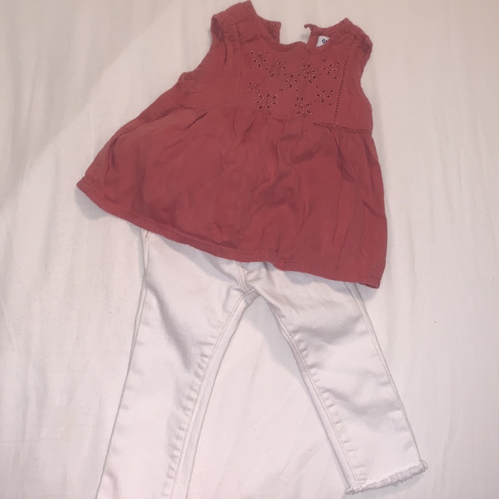 Old Navy White Skinny Jeans/Jeggings and Tank Top